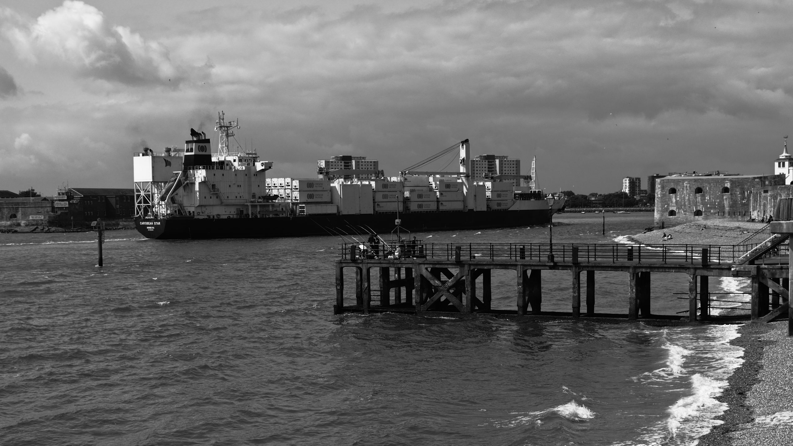 Schiff fährt Richtung Hafen